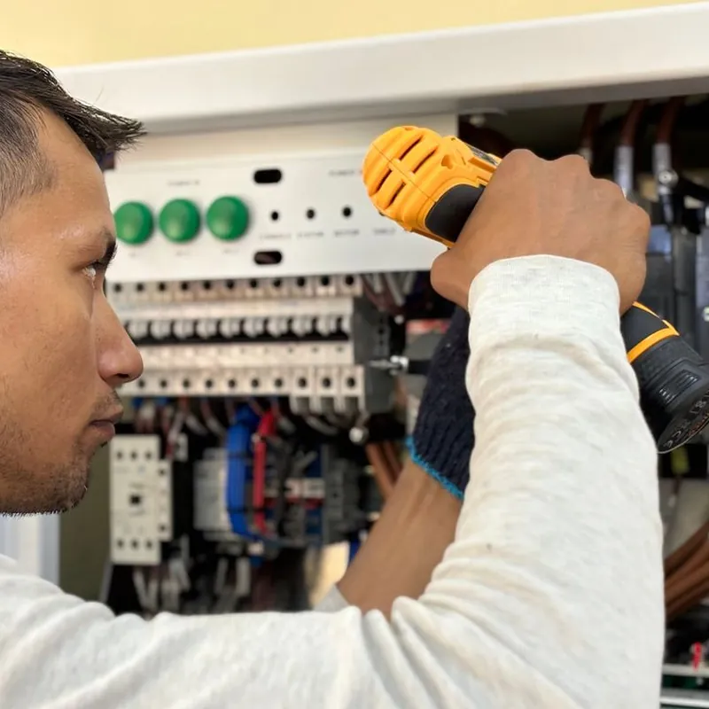 Eletricista a trabalhar num quadro elétrico